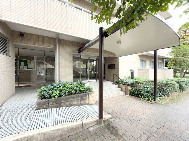 エントランス入り口　品格漂う安心感のあるエントランス入り口！綺麗に手入れされた共用部分が住まう方を迎え、セキュリティ面にも配慮された心地よい空間が広がっています。