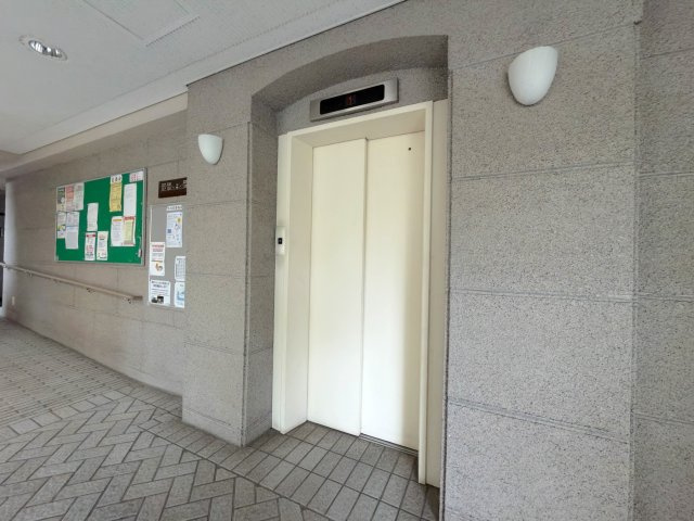 エレベーター　快適なマンションライフに欠かせないエレベーターを完備！重い荷物をお持ちの際や小さなお子様連れの移動も、お部屋までストレスなくスムーズに移動できます。