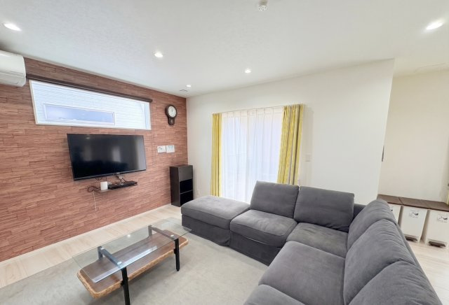 ゆったりとしたソファを配置しても余裕のある広さが魅力のリビング。テレビスペースも確保されており、家族でくつろぐ時間を快適に演出します。窓からの採光により、日中は照明いらずの明るさです。