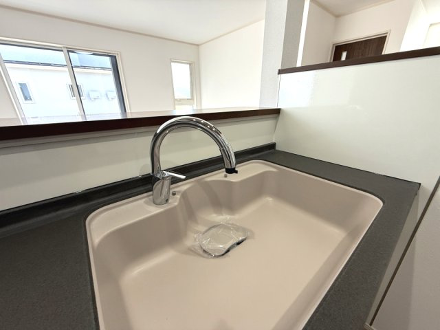 1号棟　タッチレス水栓は手をかざすだけで、自動で水が出るため、衛生的で感染症対策にも効果的です。洗剤ポケット下の空間を広く取ることでシンクの中央部が広々使える奥広設計のシンクです。