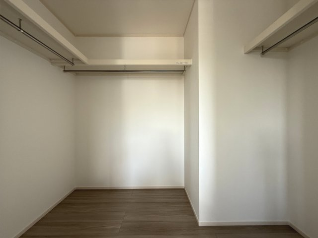 1号棟　主寝室のウォークインクローゼット　オフシーズンの家電やスーツケース、ご夫婦のお洋服、アクセサリー、帽子などの収納に便利です！