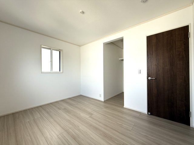 1号棟　洋室6帖　2面に配置された窓から心地良い光が差し込み、プライバシーを確保しながらも開放感のある空間を実現しています。読書をしたり、音楽を聞いたりと一人時間も充実！