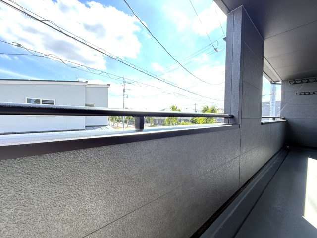 1号棟　バルコニー　急な雨でもお洗濯物の心配が軽減できます。