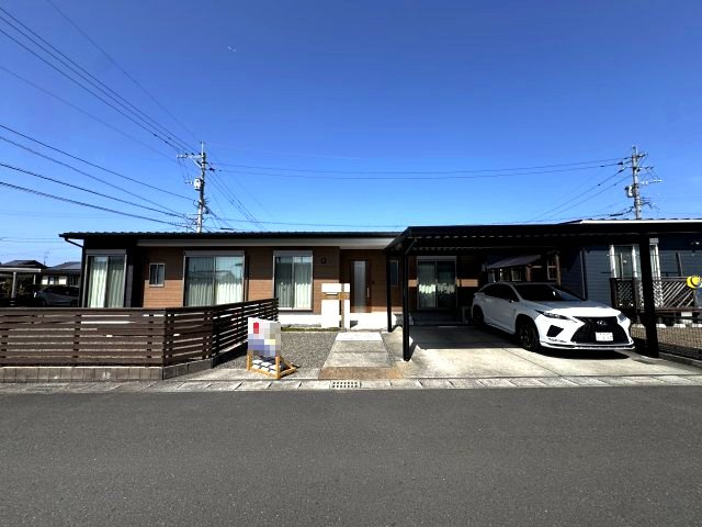 南向きの角地で陽当り・通風良好♪カーポート付駐車場2台可♪