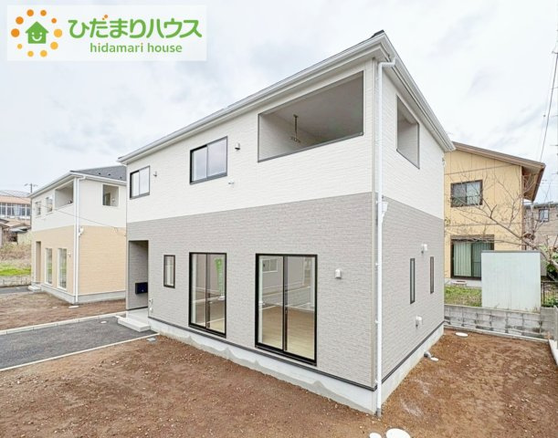 白を基調とした明るい印象を受ける外観です！