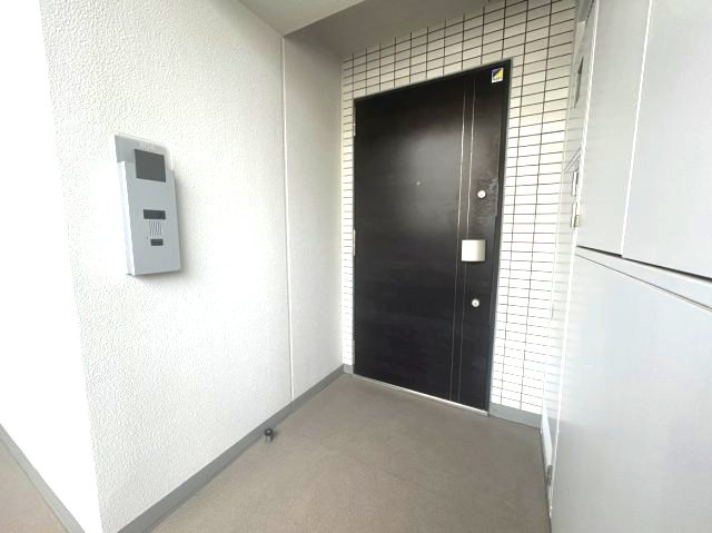 重厚感と防犯性を兼ね備えた玄関ドア。TVモニター付きインターホン完備で来客時も安心です。