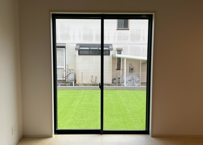 サッシとは、ガラス窓に使用される金属製の窓枠のことです。一般的に住宅建築では、金属製建具工事の段階で備え付けるもので、ガラス類や玄関、バスルームのスチール製のドアなどと同じタイミングで工事を行います。