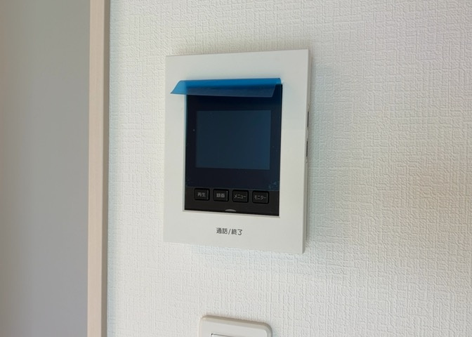 モニターで来訪者を確認して、目的が分からない場合はインターホンを通じて室内から会話することができます。怪しいと感じた場合はインターホン越しにお帰りいただくことができるので、直接会うことがなく安全です。