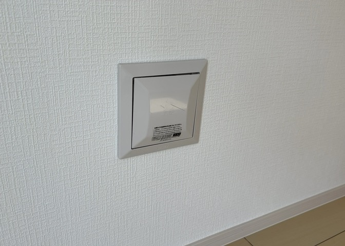 1日中建物内の換気が行われるように設計された仕組みです。気密性の高い住宅は、家に籠った空気でシックハウス症候群になる可能性がありますが、24時間換気システムであれば計画的な換気で対策が可能です。