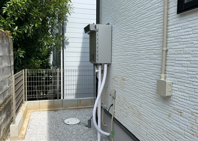 省エネ給湯器とは従来型の給湯器より熱効率が高く、少ない燃料でたくさんのお湯を沸かすことが出来る高効率な給湯器のことを指します。また、省エネ給湯器には種類があり、利便性や効果なども様々です。