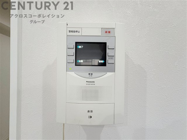 訪問者が来たときにテレビ画面で確認できるため、安心してドアを開けられます。録画機能があるものもあり、留守中に来訪者を記録しておくことができます。利便性が高く、セキュリティ面でも安心です。