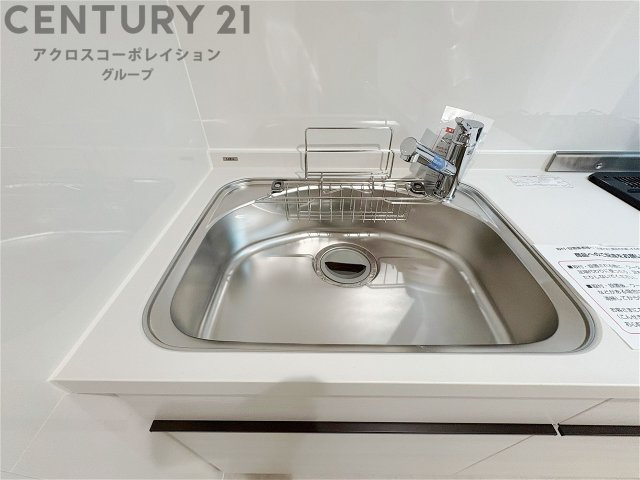 大きなシンクでお鍋などの大きな調理器具を洗う際にも便利です。