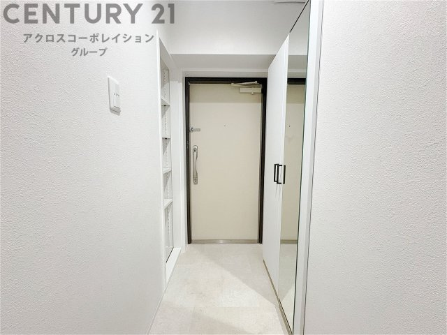 大きな玄関収納付きの玄関です　家族皆様の履物をしっかり収納できます　姿見付きでお出かけ前の身だしなみチェックに便利です