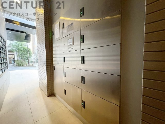 宅配ボックスは荷物の受け取りや配達が便利で安全です。不在時でも荷物が確保され、盗難や損傷のリスクが減少。受け取り時間の柔軟性が向上。外出先からでも荷物の受け取りや預けが可能となります。