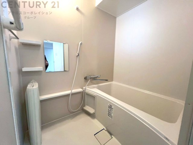 ユニットバスは省スペースでありながら、シンプルな設計と使いやすさを備え、簡便なメンテナンスが可能です。またミラー・小物置き場もあり便利です。