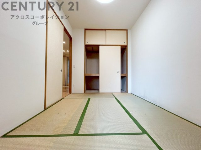 来客時の寝室や家事スペースなど、多目的に使える和室。畳ならではの柔らかさと調湿性で、季節を問わず快適に過ごせる便利な一部屋です。　