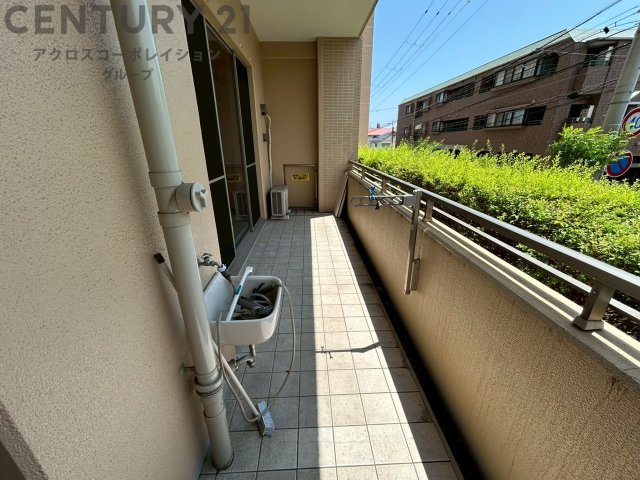 南向きバルコニーは日照が豊富で温暖な陽光を受けられ、植物の育成やリラックススペースとして活用可能です。洗濯物の乾燥が速く、快適な生活環境を提供。自然の光を取り込み、室内を明るくしてくれます。　