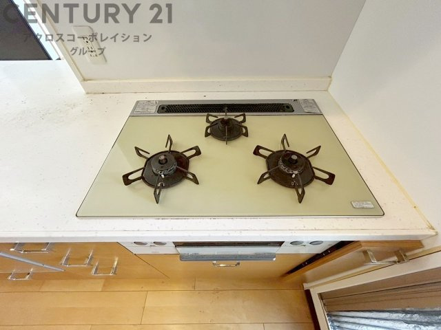 多数の調理器具を同時に使用でき、料理の効率化が可能。省エネで節約になり、様々な料理スタイルに適応できます。また、火力調整が独立しており、手入れや掃除もしやすく、今よりもっとお料理が楽しくなるかも。　