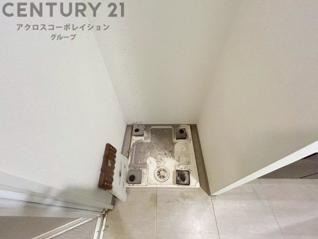 洗濯物の仕分け作業がしやすく、整理整頓が容易になります。洗濯音や湿気を他の部屋に持ち込まず、生活環境を快適に保ちます。上部を活用すれば収納スペースを確保でき洗剤や洗濯用品の整理もしやすくなります。　