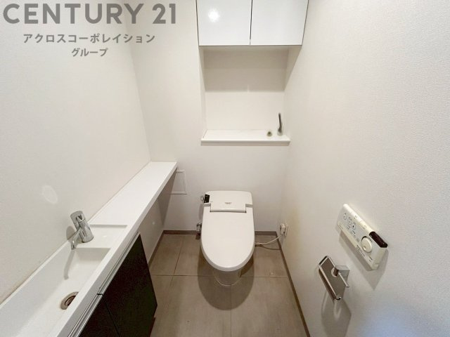温水洗浄便座付トイレは温水洗浄機能により、暖かい水でおしりを洗浄することができ、冷たい水を使う従来の便座に比べ、温水洗浄機能で暖かいトイレを提供し、快適な使用を可能にします。　