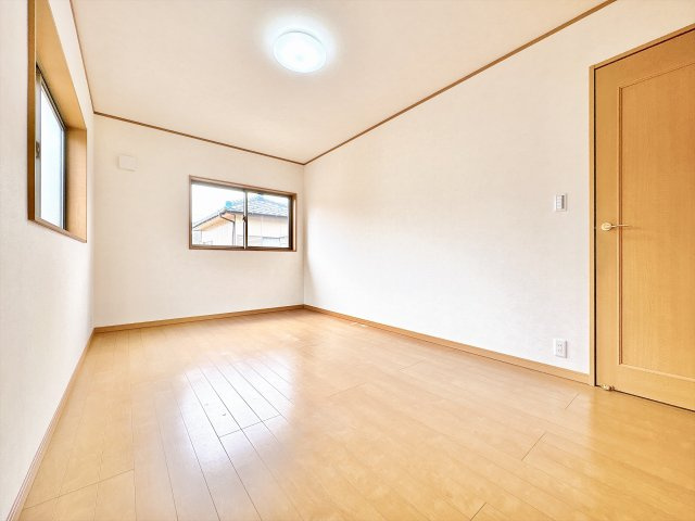 2階南東側7.5帖洋室