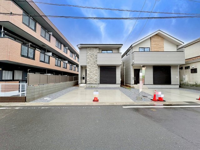 2号棟　吹き抜けのある広々とした約25帖のリビング空間・足元あったか床暖房付き！WIC×3か所の収納豊富な間取りです！キッチン・洗面・浴室がまとまった水回り動線で、家事の移動もスムーズです！