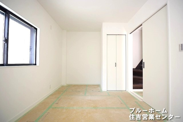玄関横の約7帖の洋室です！大きい窓があり1階でも日当たり良好！