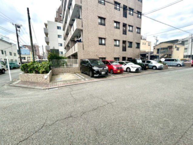 駐車場と明記されていても、最小スペースでつくられた駐車場だと大型車は駐車できなかったり、出入りしにくくなったりする可能性があります。お車のサイズと購入したい物件の駐車場のサイズを現地で確認しましょう。