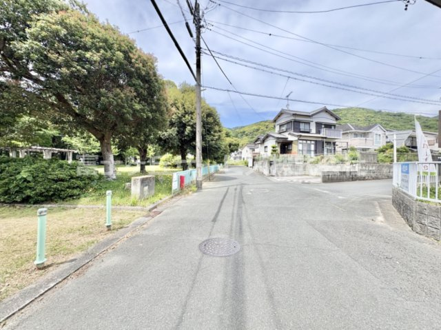 前面道路含む現地写真です