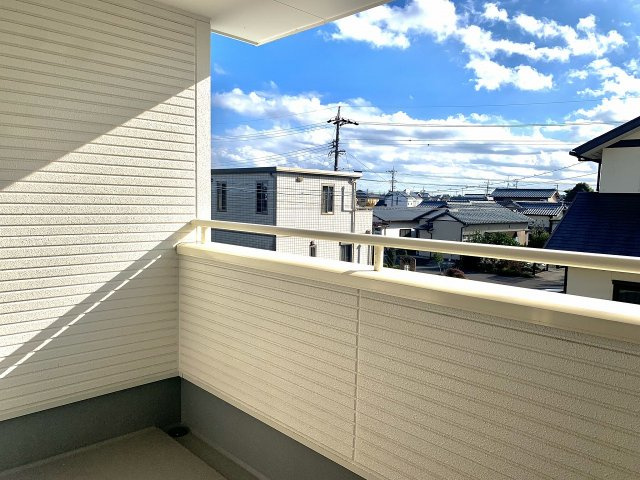 広めのバルコニーはたくさんのお洗濯物も干すことができます。