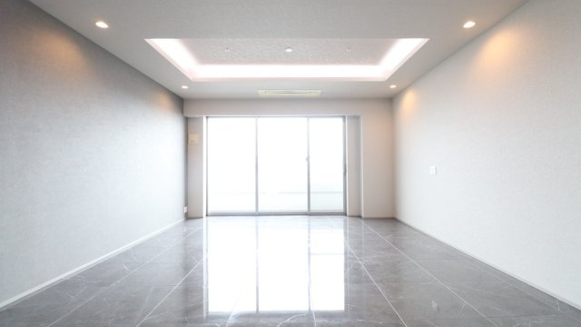 【リビングダイニング】大きな窓からたくさんの陽が差し込み、お部屋全体がとても明るく、暖かみある空間◎