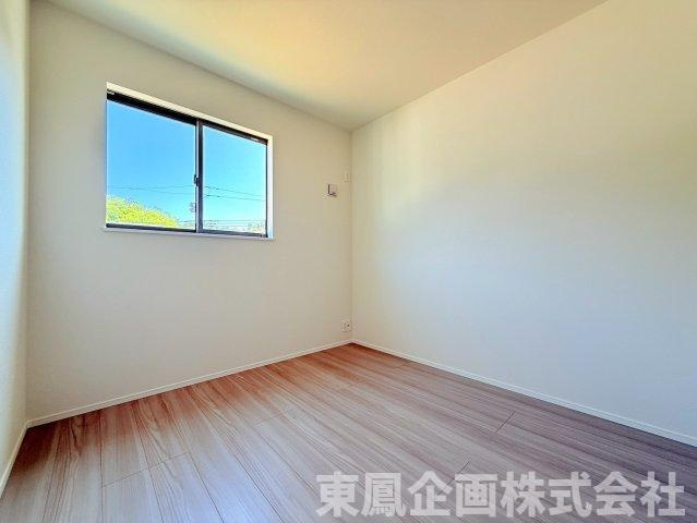 高い位置に窓があることで、家具の配置を邪魔せず、効率よく光を取り込めます