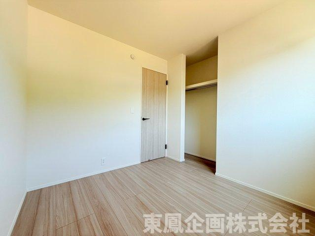 リビングと色調を合わせた床材で、家全体のデザインに統一感があります