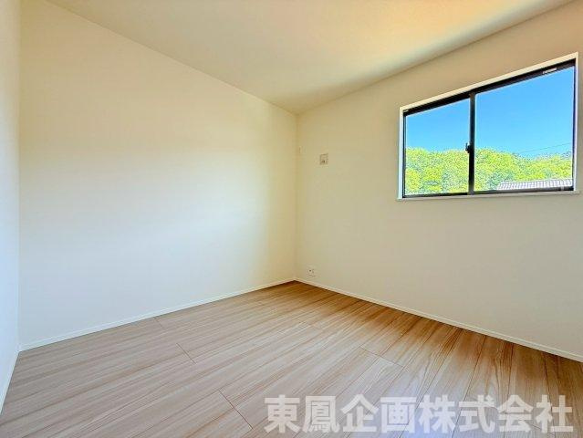 高い位置に窓があることで、家具の配置を邪魔せず、効率よく光を取り込めます