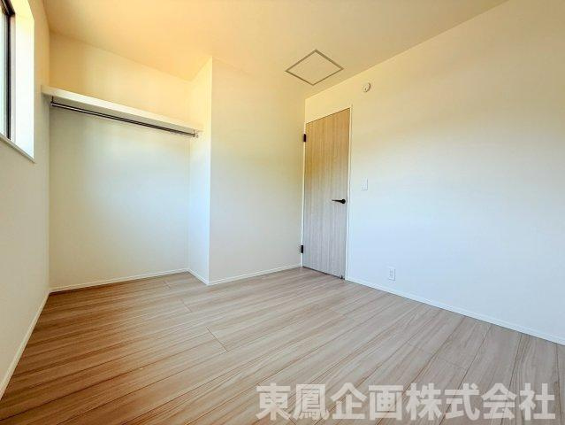 リビングと色調を合わせた床材で、家全体のデザインに統一感があります