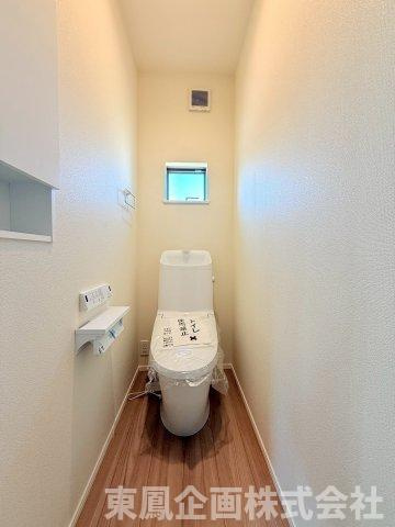 小窓があることで日中は明るく、自然換気もスムーズ。嫌なニオイや湿気がこもりにくい設計です
