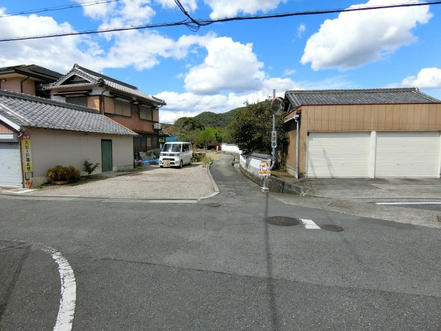 この奥に進むと現地になります。