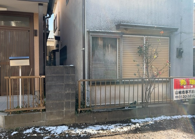 土地の面積＝住宅面積ではありません。建ぺい率の問題などで、土地のある場所によって住宅を建てられる面積は限られています。高さもしかり、「土地」という言葉の中には、建築条件も含まれると考えておきましょう。