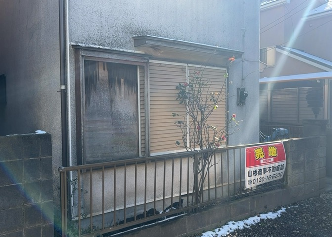 家を建てる場合、方位は要チェックです。現実的に日当たりのよい家ならばリビングは南側、建築基準法でも北側に当たる家への配慮は求められています。土地を見学に行く際は、方位磁針を持って行くようにしましょう。