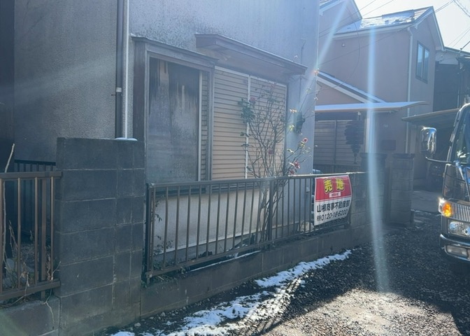 土地の前の道路に消火栓が設置されていることがあります。この場合、道路交通法第45条第1項により、駐車禁止の場所が指定されています。そのため、車庫などの駐車スペースをつくることができない場合があります。