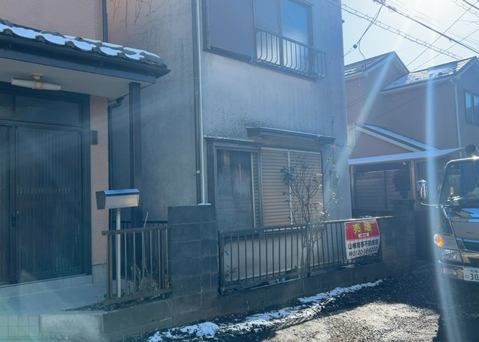 現地に行くなら、物件の周囲の地形がどうなっているかを見ることも大切です。周辺より低くなっている土地では、大雨などで水が集まりやすいため、地盤が弱くなっているということも考えられるため、注意が必要です。