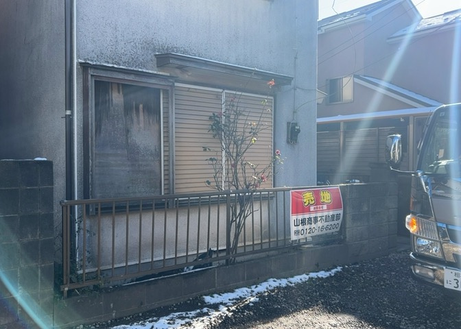 土地購入を検討されている場合、境界杭がない状態で購入してしまうと境界確定測量をする必要があり、費用がかかります。購入の前に、売主、隣土地所有者立ち合いのもと境界を確定し境界杭を設置するのがベストです。