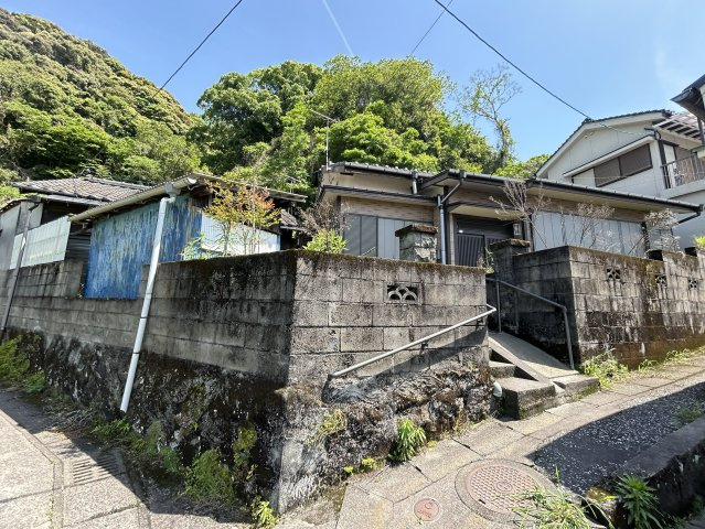 ひとつの敷地に居住用建物2棟、倉庫1棟があります。