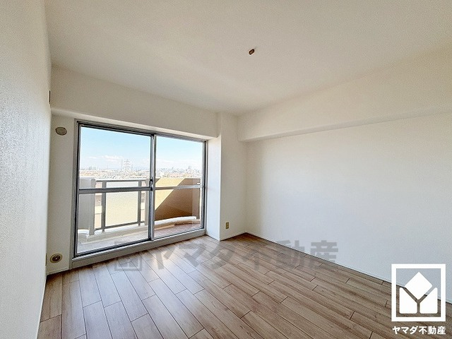 バルコニーにつながるお部屋で、通風・陽当たり良好。
