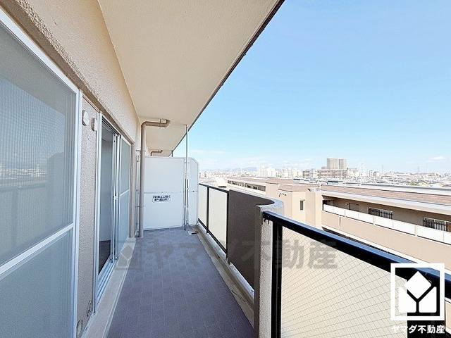 東側バルコニーのため、朝日が気持ちよく入り爽やかな一日を始められます。奥行きがあり広々としているため、お洗濯物もたっぷりと干す事ができます。