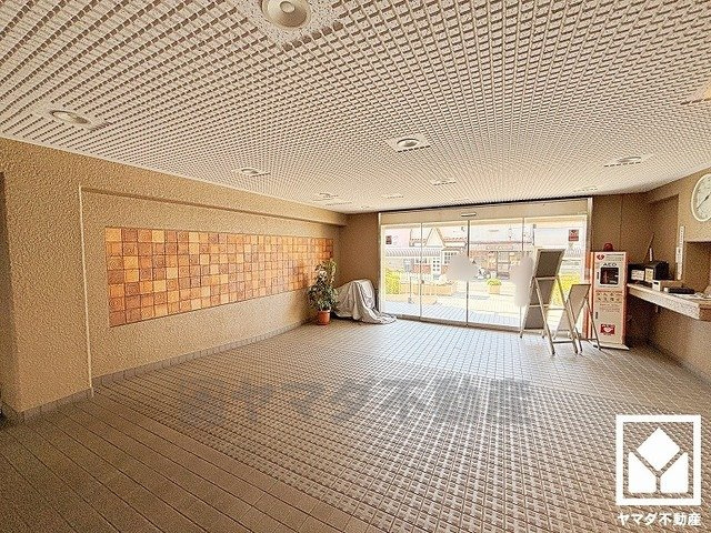 広々とした明るいエントランスホール。綺麗に整備されており、帰宅時や来客時にも気持ちの良い空間です。