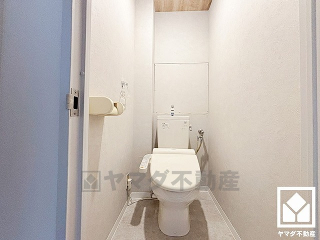 明るく清潔感溢れるトイレです。温水洗浄便座付きで、季節を問わずいつでも温かい便座をお使いいただけます。