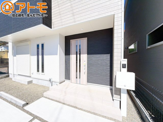 落ち着いた色合いの玄関はダブルロックで防犯性に優れた仕様になっています♪