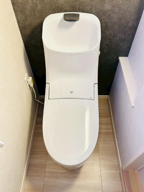 温水洗浄便座付トイレは温水洗浄機能により、暖かい水でおしりを洗浄することができ、冷たい水を使う従来の便座に比べ、温水洗浄機能で暖かいトイレを提供し、快適な使用を可能にします。