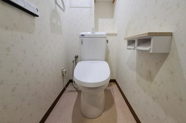 トイレ：トイレットペーパーなどを置きやすい棚付き。